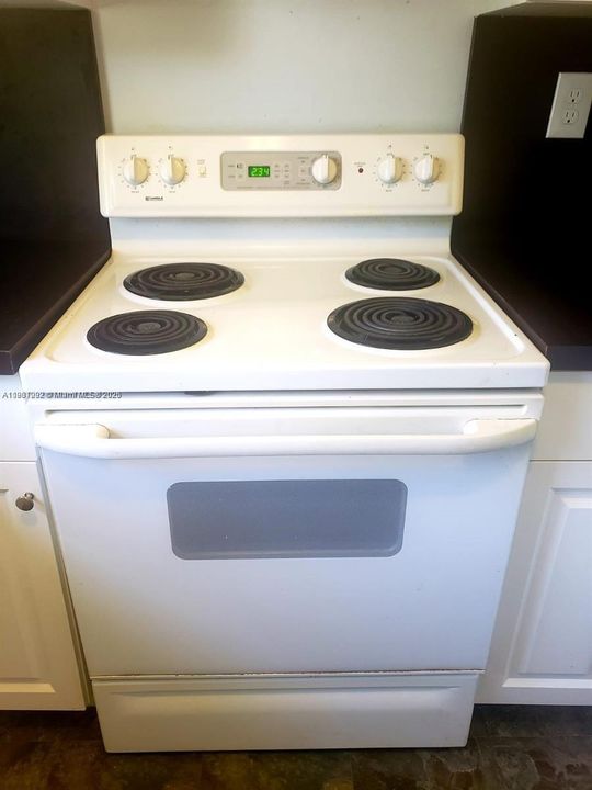 Active With Contract: $2,600 (2 beds, 1 baths, 905 Square Feet)