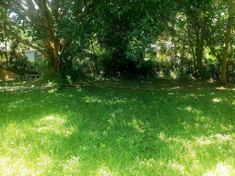 Active With Contract: $2,600 (2 beds, 1 baths, 905 Square Feet)