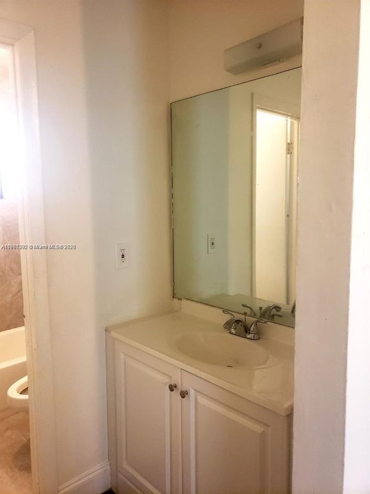 Active With Contract: $2,600 (2 beds, 1 baths, 905 Square Feet)