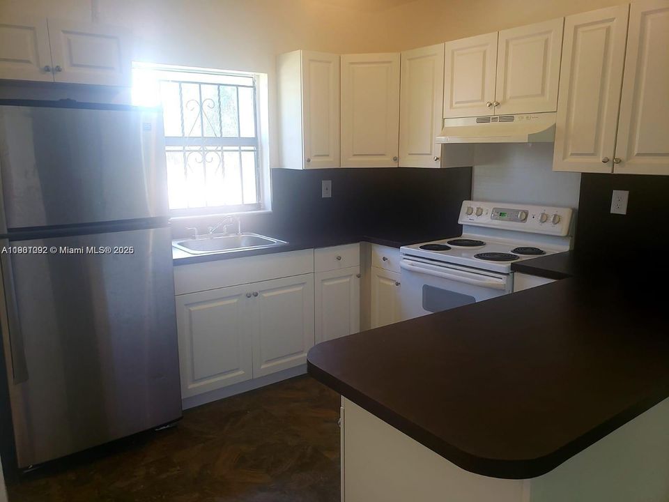 Active With Contract: $2,600 (2 beds, 1 baths, 905 Square Feet)