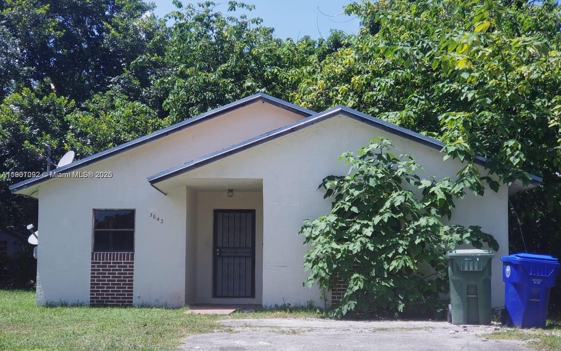 Active With Contract: $2,600 (2 beds, 1 baths, 905 Square Feet)