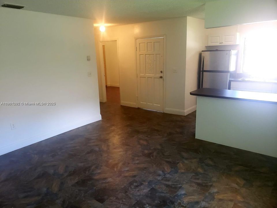Active With Contract: $2,600 (2 beds, 1 baths, 905 Square Feet)