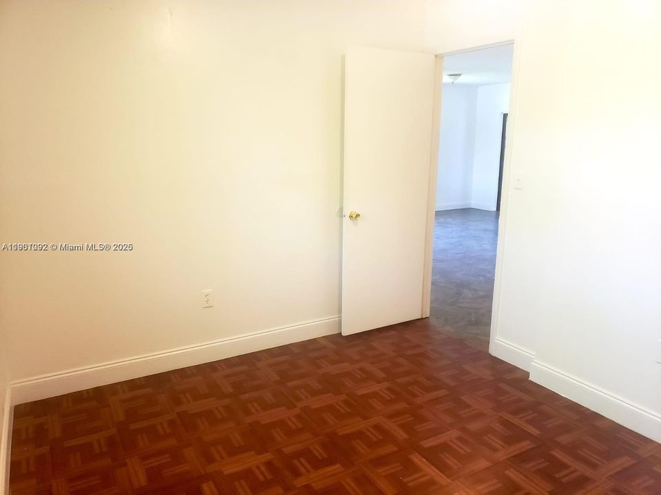 Active With Contract: $2,600 (2 beds, 1 baths, 905 Square Feet)