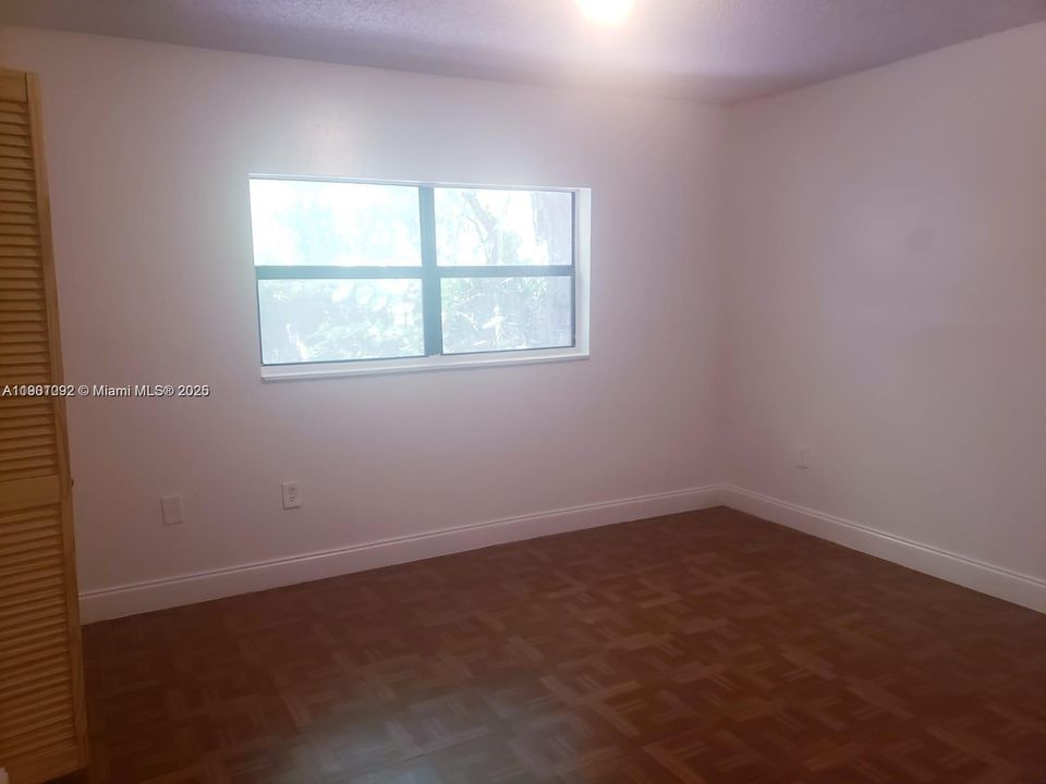 Active With Contract: $2,600 (2 beds, 1 baths, 905 Square Feet)