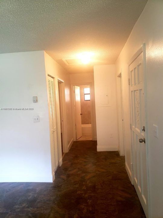 Active With Contract: $2,600 (2 beds, 1 baths, 905 Square Feet)