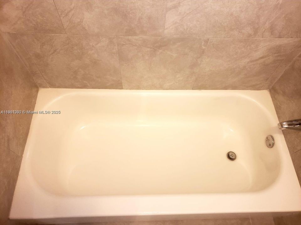 Active With Contract: $2,600 (2 beds, 1 baths, 905 Square Feet)