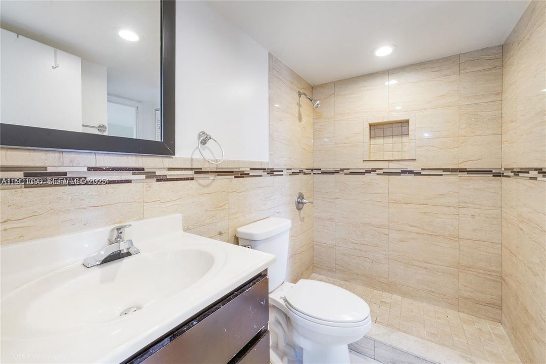 For Rent: $1,990 (2 beds, 1 baths, 728 Square Feet)