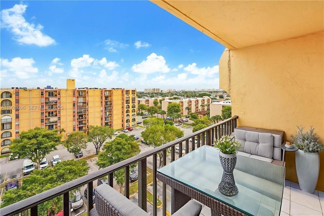 For Rent: $1,990 (2 beds, 1 baths, 728 Square Feet)