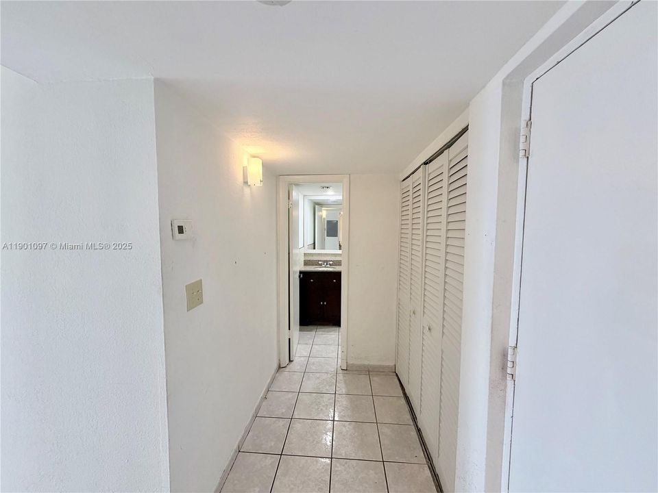 Recently Rented: $1,900 (2 beds, 1 baths, 930 Square Feet)