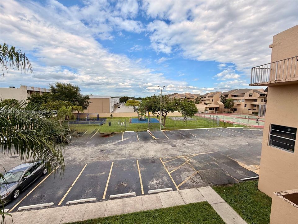 Recently Rented: $1,900 (2 beds, 1 baths, 930 Square Feet)