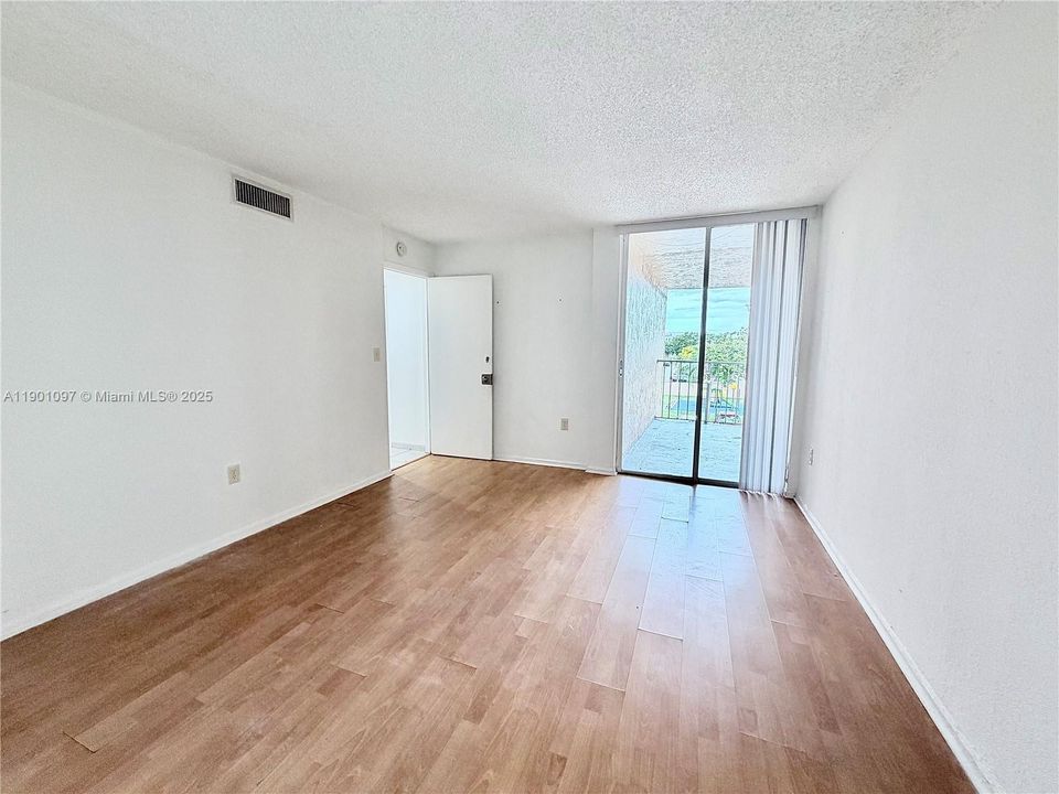 Recently Rented: $1,900 (2 beds, 1 baths, 930 Square Feet)