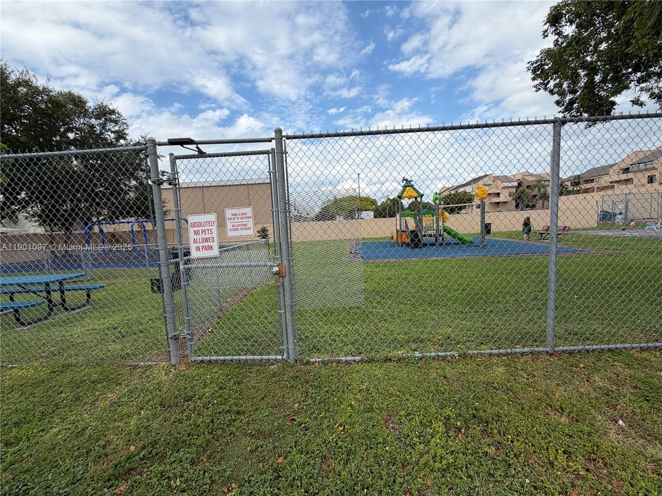 Recently Rented: $1,900 (2 beds, 1 baths, 930 Square Feet)