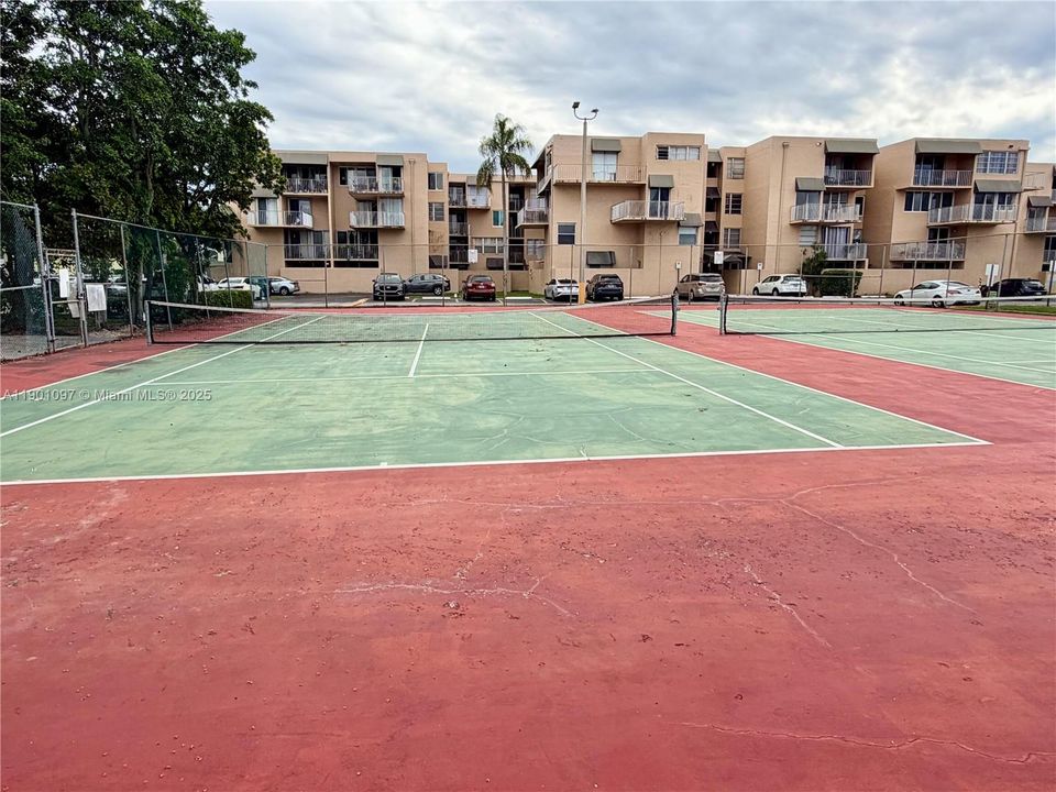 Recently Rented: $1,900 (2 beds, 1 baths, 930 Square Feet)