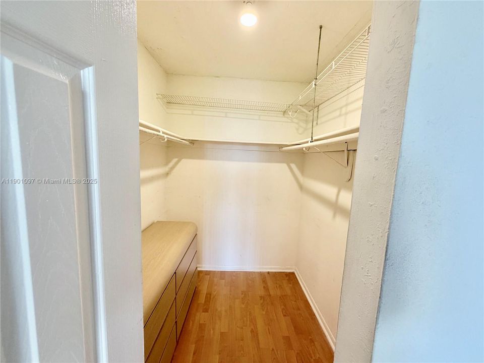 Recently Rented: $1,900 (2 beds, 1 baths, 930 Square Feet)