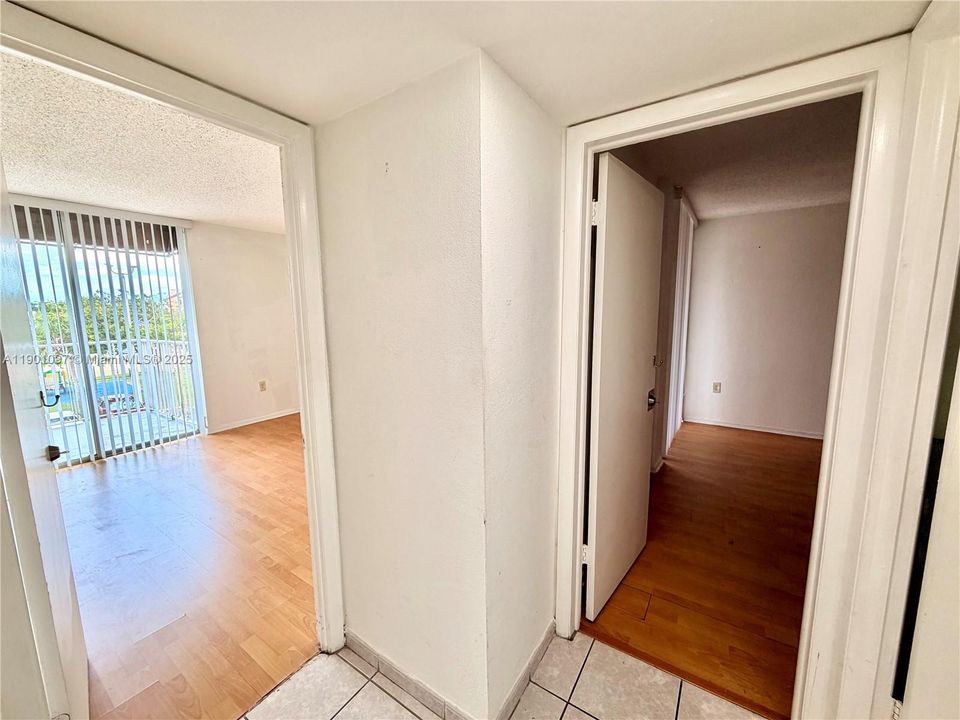 Recently Rented: $1,900 (2 beds, 1 baths, 930 Square Feet)