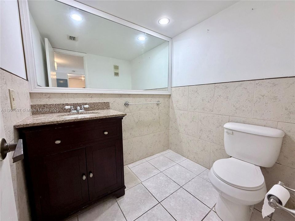 Recently Rented: $1,900 (2 beds, 1 baths, 930 Square Feet)