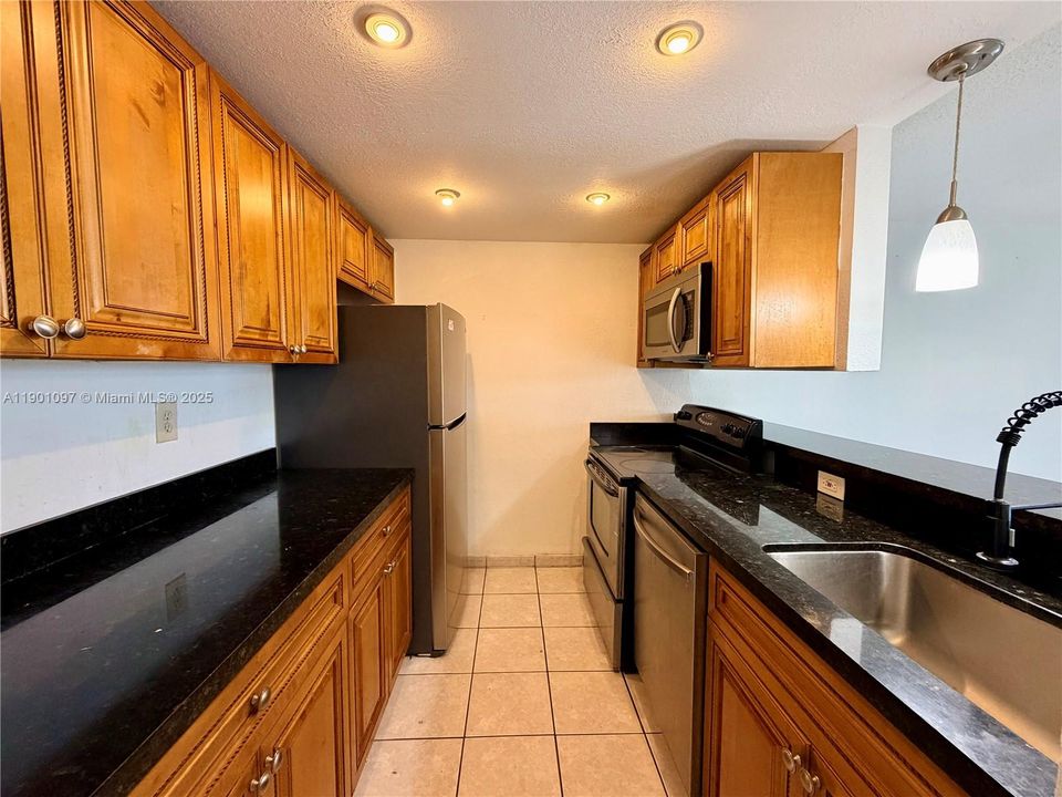 Recently Rented: $1,900 (2 beds, 1 baths, 930 Square Feet)
