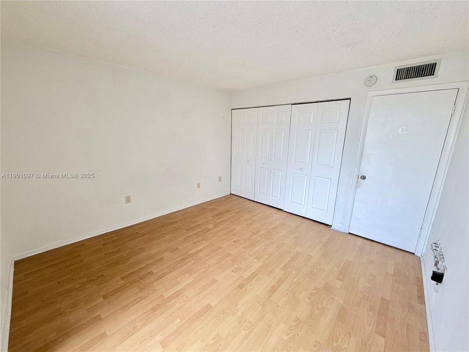 Recently Rented: $1,900 (2 beds, 1 baths, 930 Square Feet)