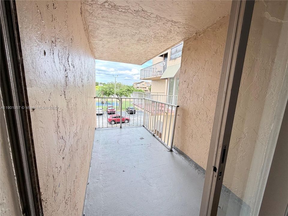 Recently Rented: $1,900 (2 beds, 1 baths, 930 Square Feet)