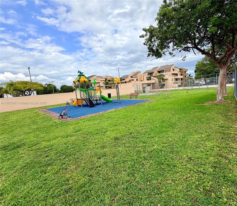 Recently Rented: $1,900 (2 beds, 1 baths, 930 Square Feet)