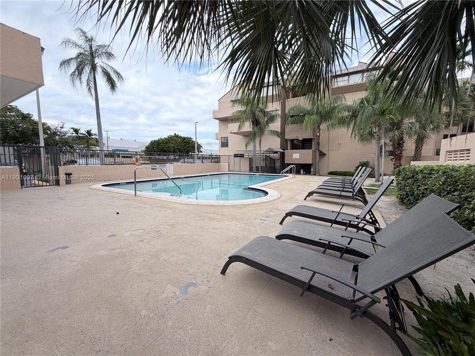 Recently Rented: $1,900 (2 beds, 1 baths, 930 Square Feet)