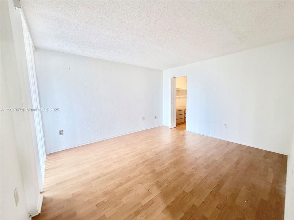 Recently Rented: $1,900 (2 beds, 1 baths, 930 Square Feet)