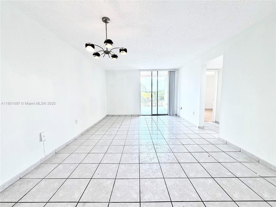 Recently Rented: $1,900 (2 beds, 1 baths, 930 Square Feet)