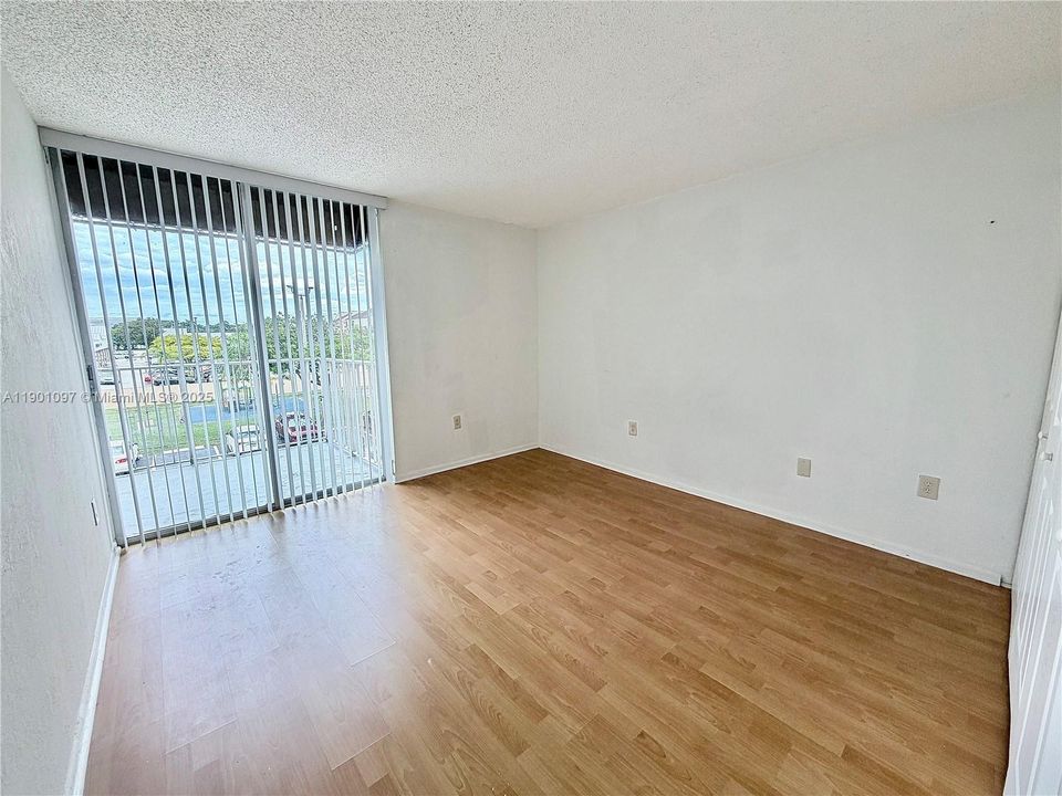 Recently Rented: $1,900 (2 beds, 1 baths, 930 Square Feet)