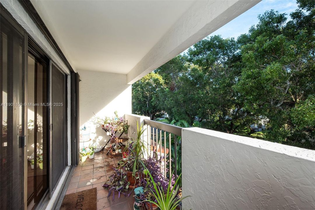 Recently Rented: $5,450 (3 beds, 3 baths, 1852 Square Feet)