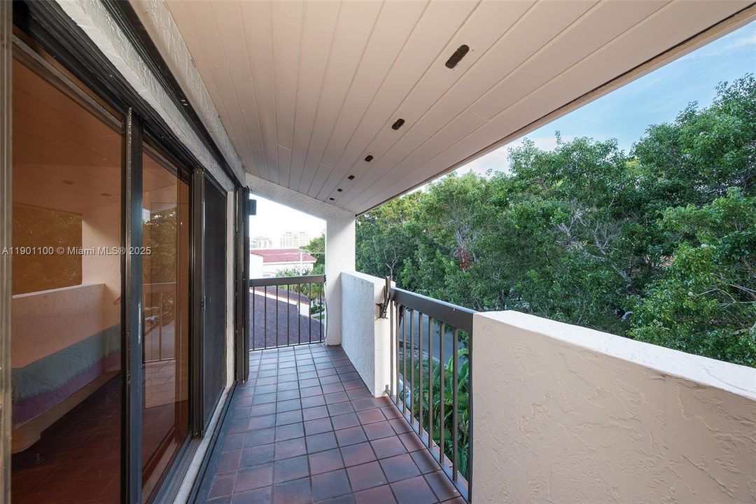 Recently Rented: $5,450 (3 beds, 3 baths, 1852 Square Feet)