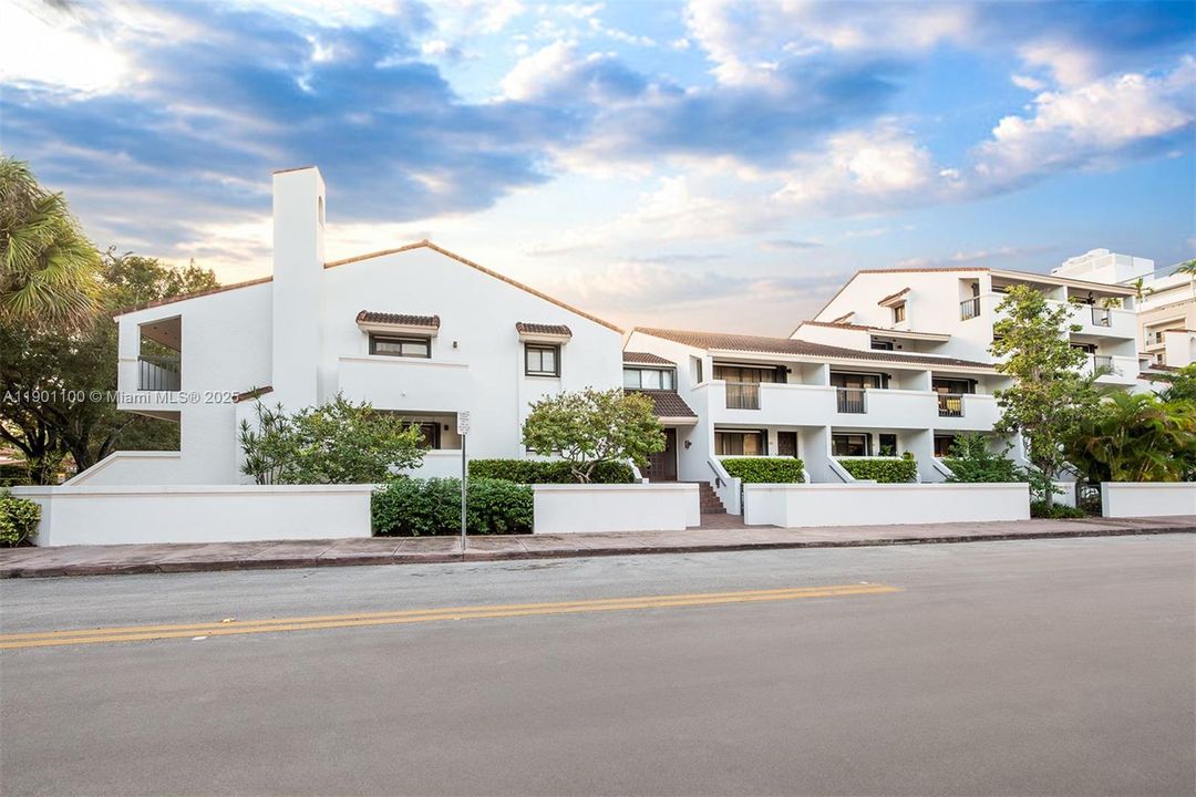 Recently Rented: $5,450 (3 beds, 3 baths, 1852 Square Feet)