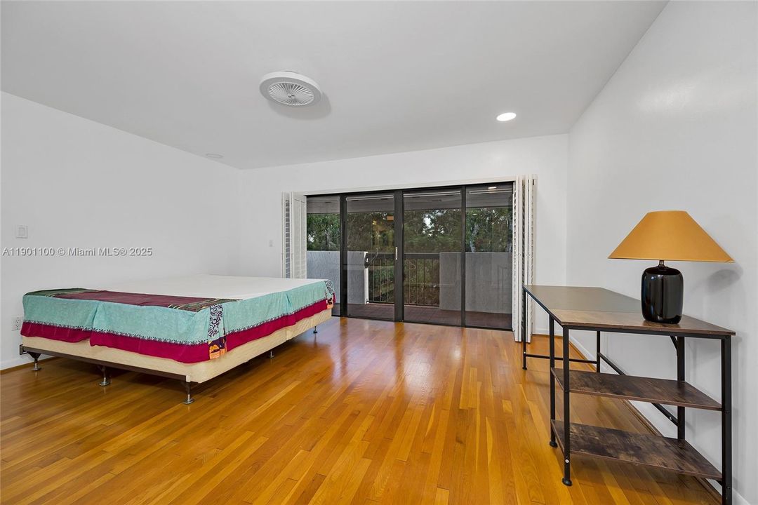 Recently Rented: $5,450 (3 beds, 3 baths, 1852 Square Feet)