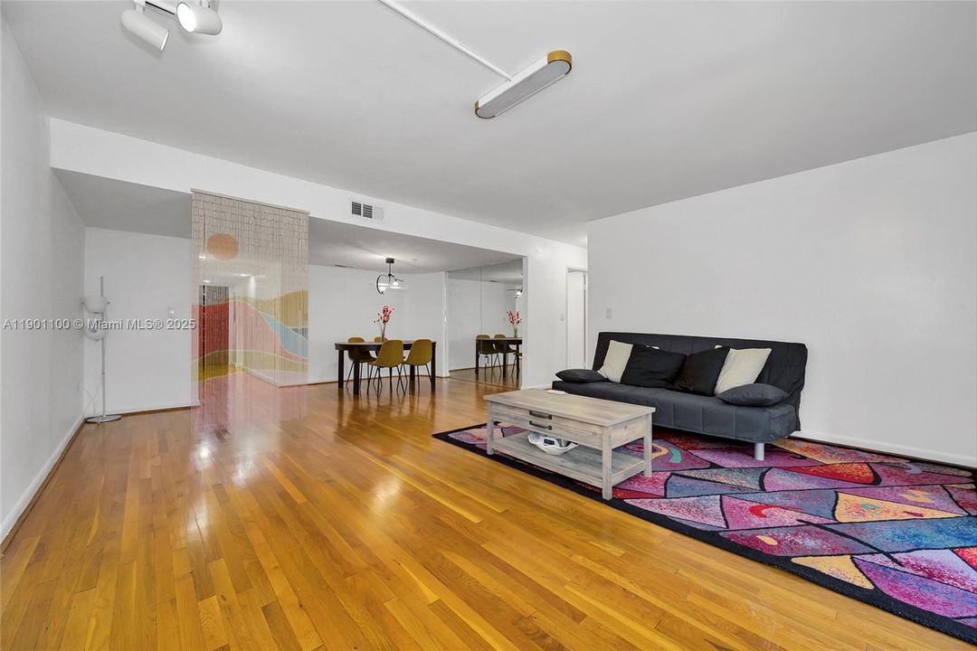 Recently Rented: $5,450 (3 beds, 3 baths, 1852 Square Feet)