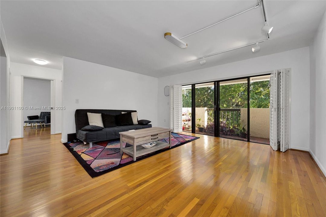 Recently Rented: $5,450 (3 beds, 3 baths, 1852 Square Feet)