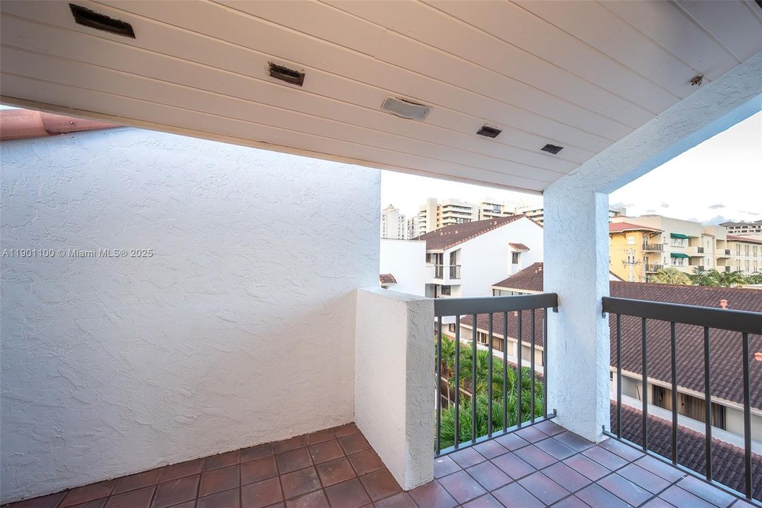 Recently Rented: $5,450 (3 beds, 3 baths, 1852 Square Feet)