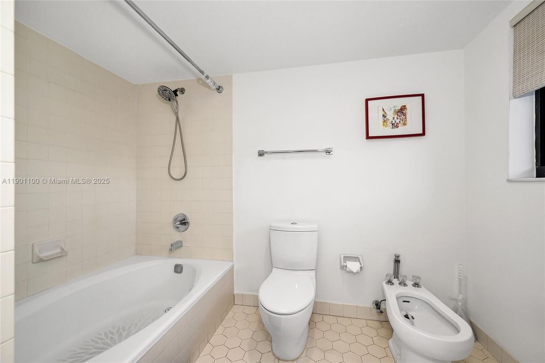 Recently Rented: $5,450 (3 beds, 3 baths, 1852 Square Feet)