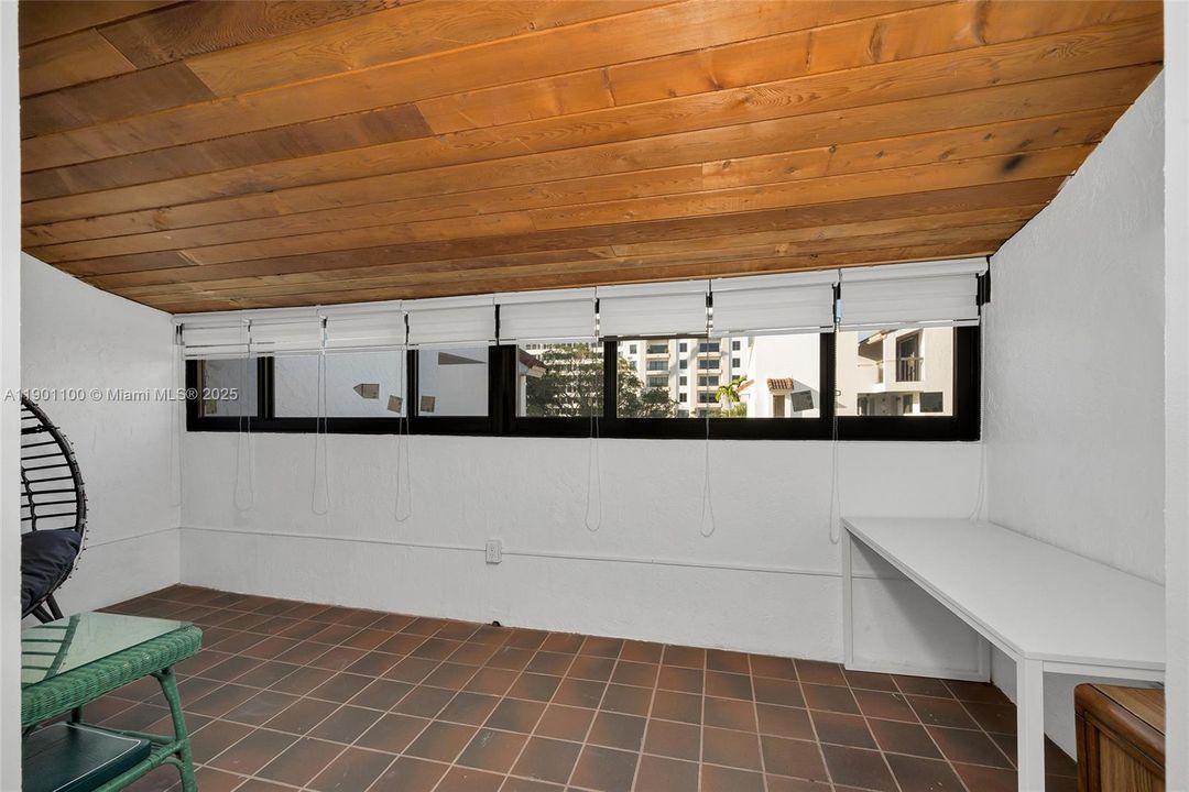 Recently Rented: $5,450 (3 beds, 3 baths, 1852 Square Feet)