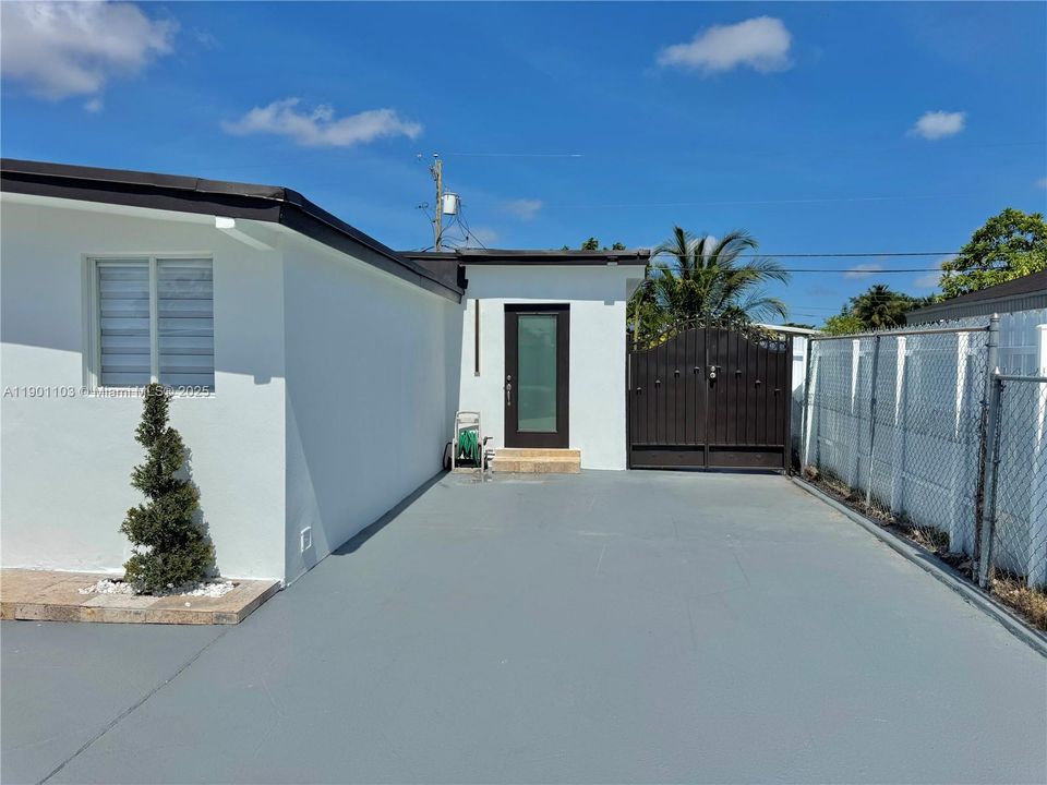 出租: $6,500 (5 贝兹, 3 浴室, 2211 平方英尺)