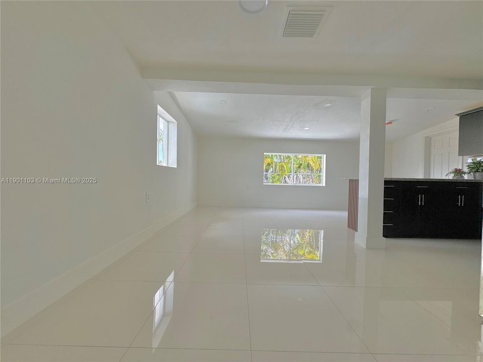 出租: $6,500 (5 贝兹, 3 浴室, 2211 平方英尺)