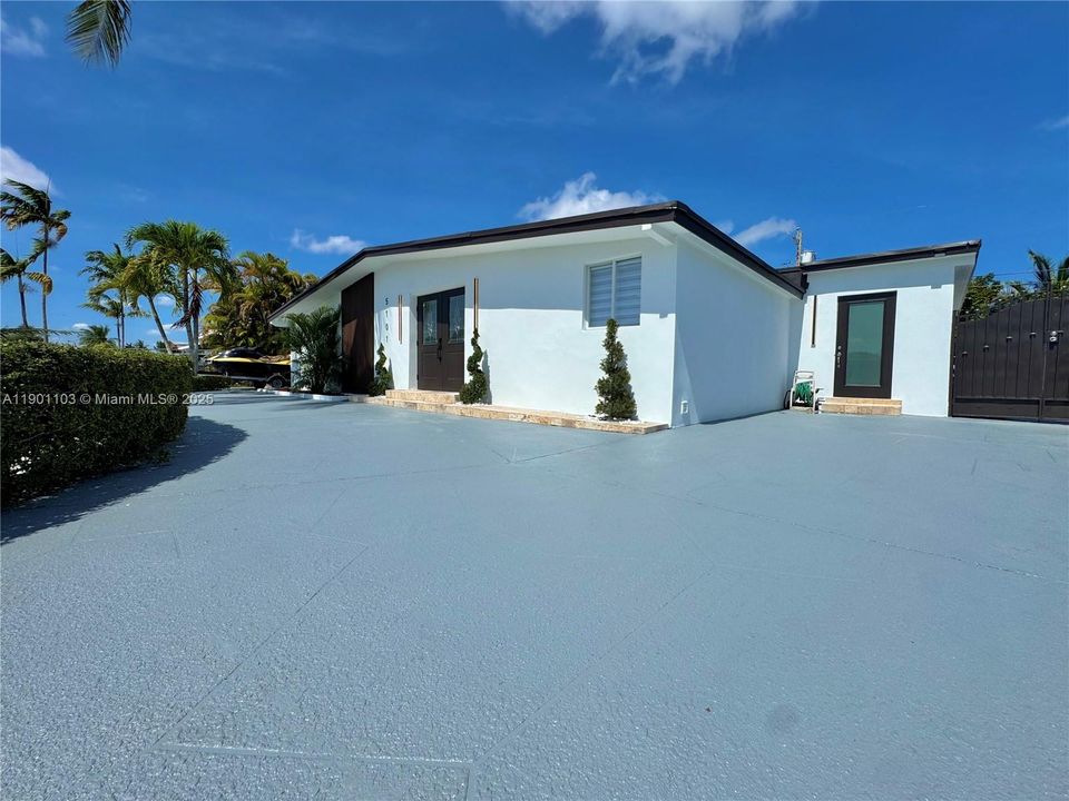 出租: $6,500 (5 贝兹, 3 浴室, 2211 平方英尺)