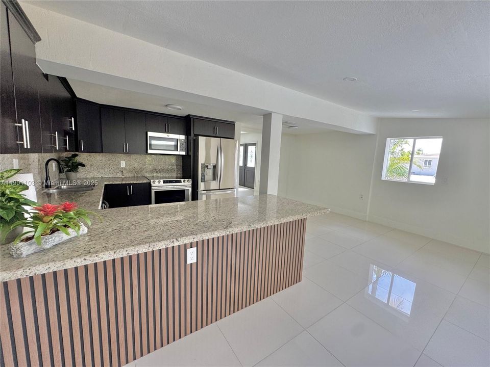 出租: $6,500 (5 贝兹, 3 浴室, 2211 平方英尺)