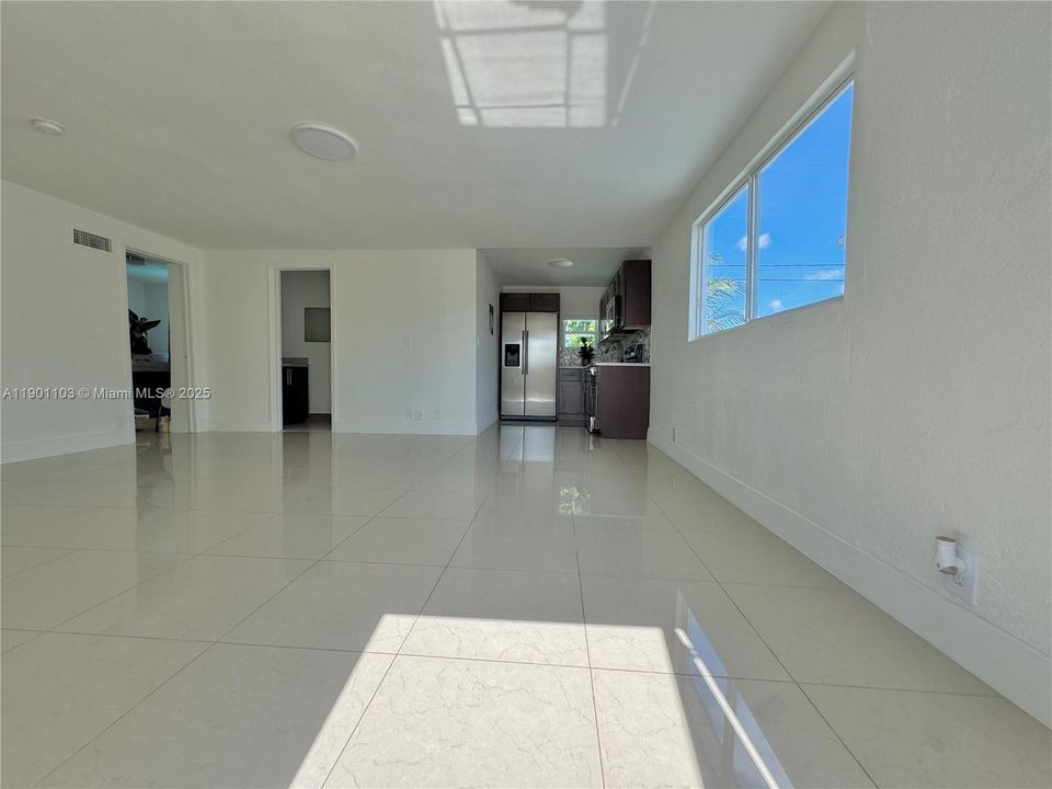 出租: $6,500 (5 贝兹, 3 浴室, 2211 平方英尺)