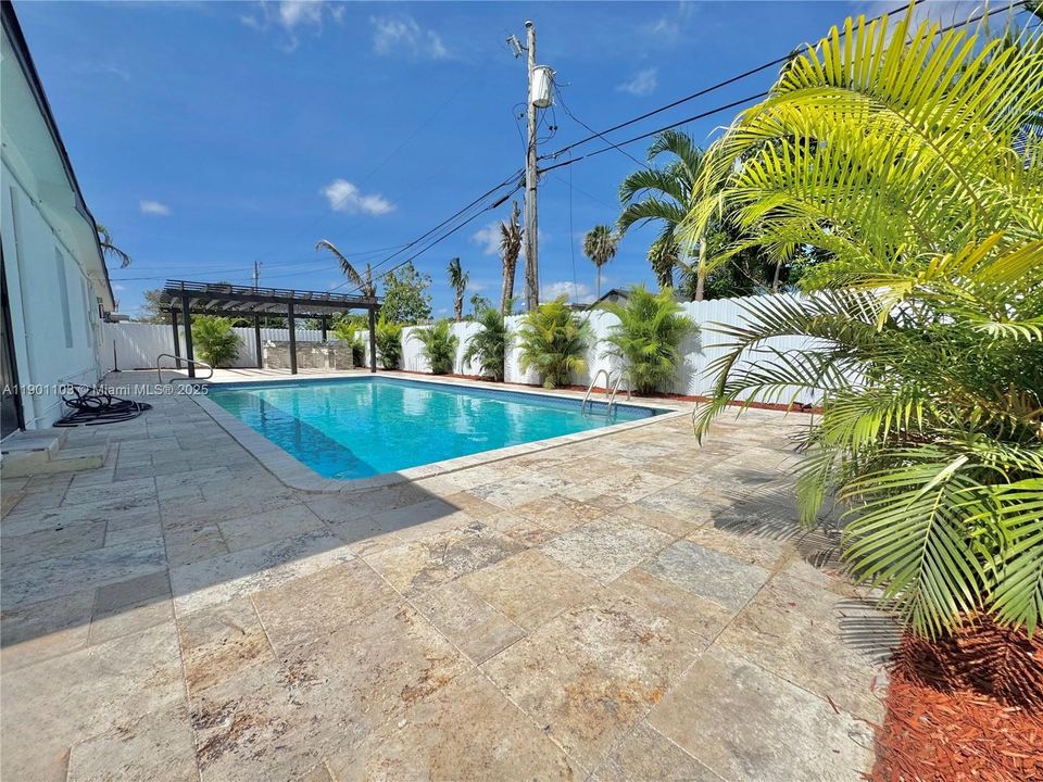 出租: $6,500 (5 贝兹, 3 浴室, 2211 平方英尺)