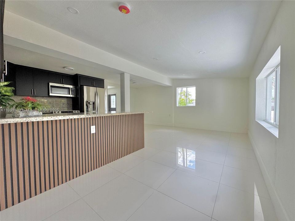 出租: $6,500 (5 贝兹, 3 浴室, 2211 平方英尺)