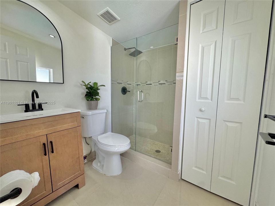 出租: $6,500 (5 贝兹, 3 浴室, 2211 平方英尺)