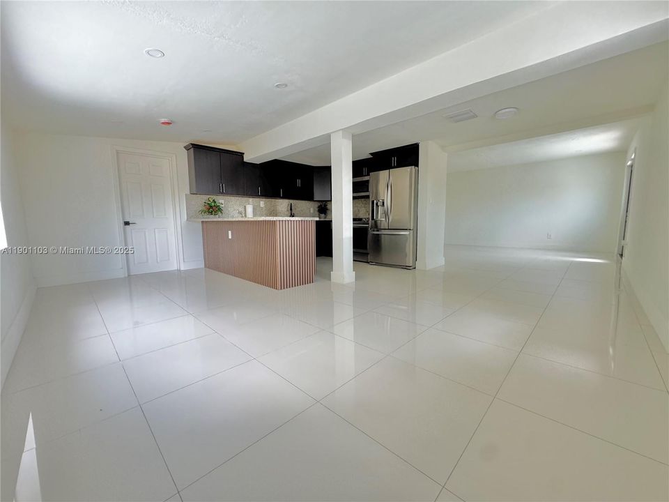 出租: $6,500 (5 贝兹, 3 浴室, 2211 平方英尺)