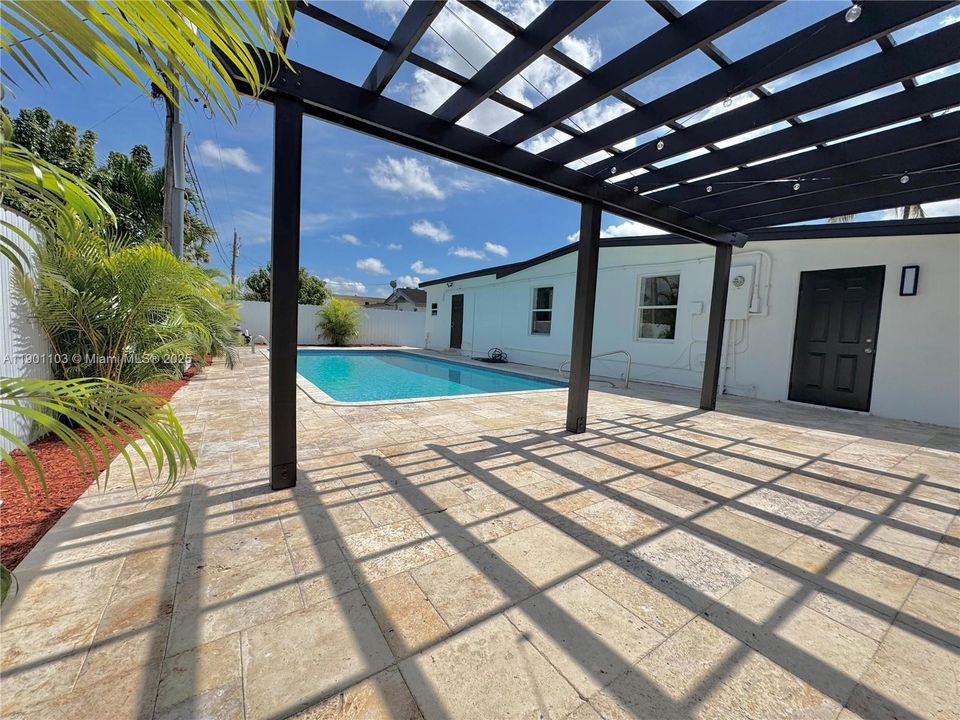 出租: $6,500 (5 贝兹, 3 浴室, 2211 平方英尺)