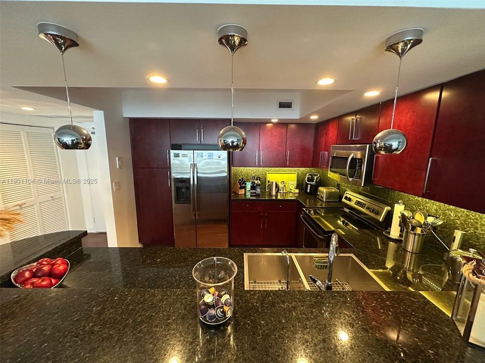 待售: $829,000 (2 贝兹, 2 浴室, 1650 平方英尺)