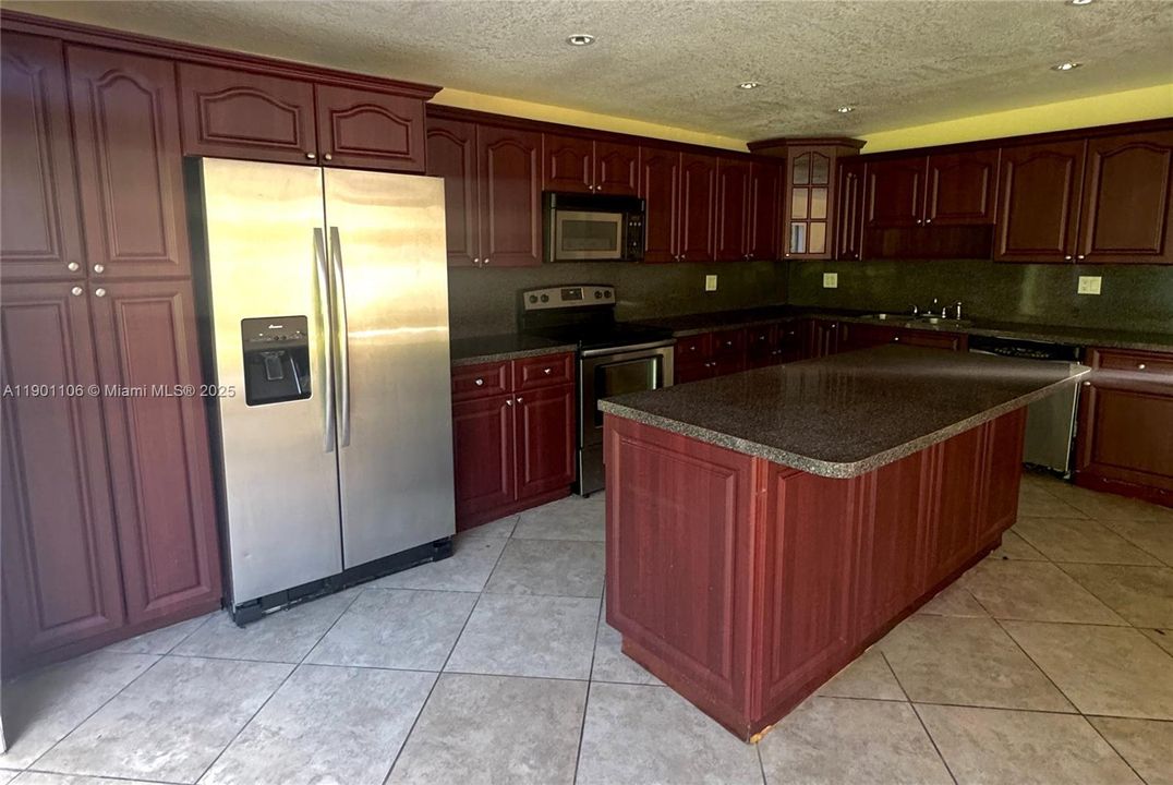 Recently Sold: $595,000 (5 beds, 2 baths, 2881 Square Feet)