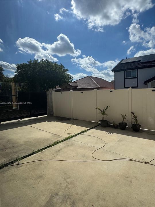 Recently Sold: $595,000 (5 beds, 2 baths, 2881 Square Feet)